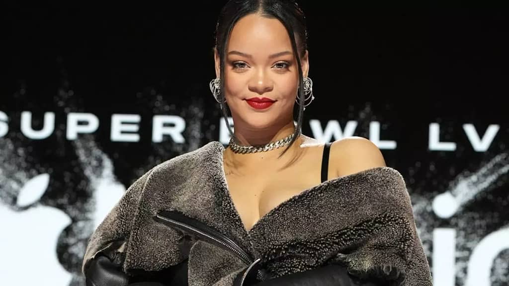 Kafayı Saçlarıyla Bozan Rihanna'nın Babasının Dolabından Çaldığı Ceketle Verdiği Pozlar Alay Konusu Oldu
