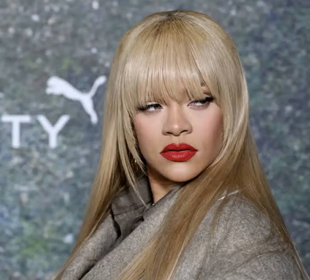 Kafayı Saçlarıyla Bozan Rihanna'nın Babasının Dolabından Çaldığı Ceketle Verdiği Pozlar Alay Konusu Oldu
