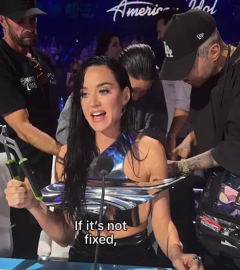 Şarkıcı Katy Perry’nin canlı yayında elbisesi koptu! İzleyenler ne yapacağını bilemedi