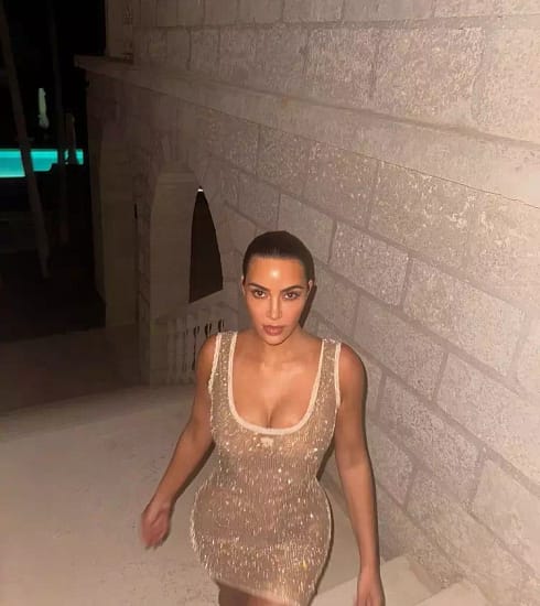 Kim Kardashian'ın tatil pozları sosyal medyada gündem oldu! 'Neden diz boyundaki suya dalıyor?'