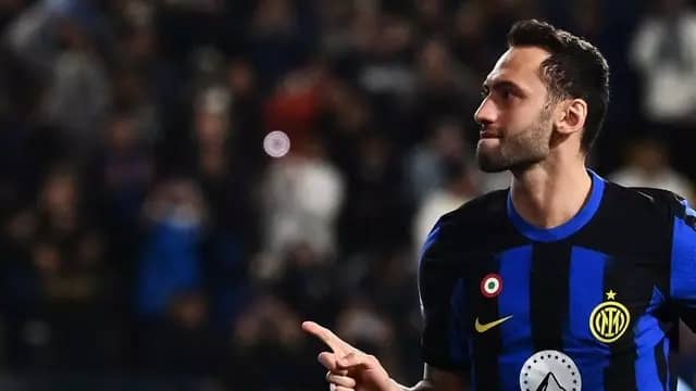 Hakan Çalhanoğlu, Inter formasıyla tarih yazdı ve İtalya'da şampiyon oldu! 