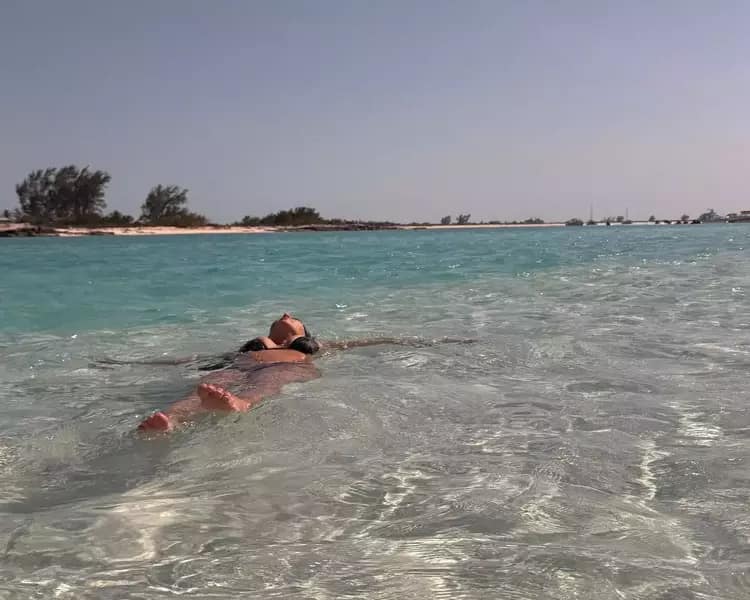 Kim Kardashian'ın tatil pozları sosyal medyada gündem oldu! 'Neden diz boyundaki suya dalıyor?'
